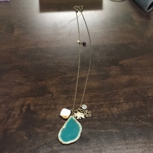 BEAUTIFUL NECKLACE - LARGE TEAL STONE & CHARMS - Picture 2 of 5